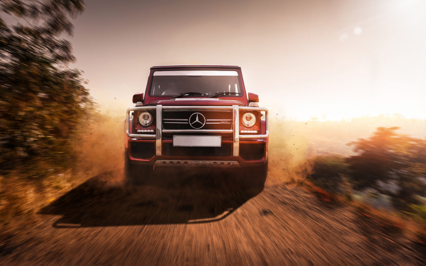 Большой внедорожник Mercedes G63 AMG на дороге