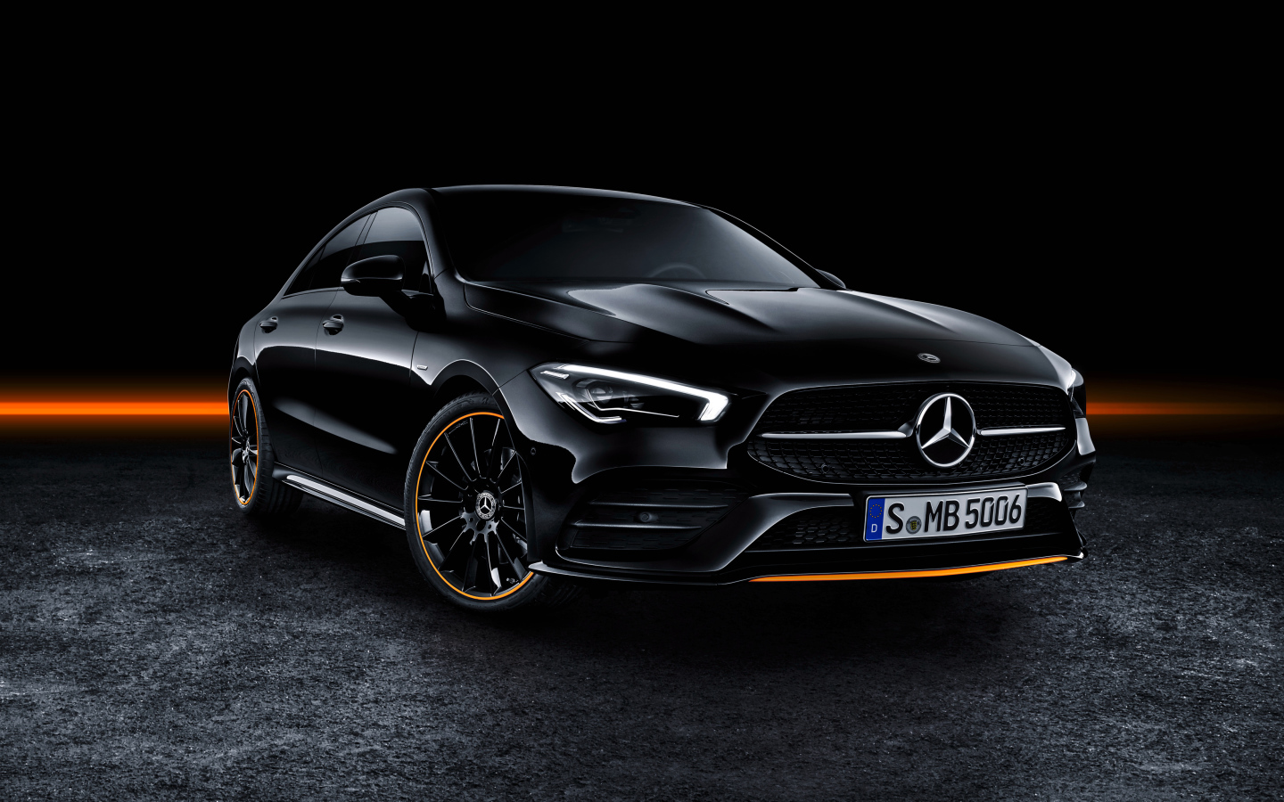 Черный Mercedes-Benz CLA 250 AMG, 2019 года на черном фоне