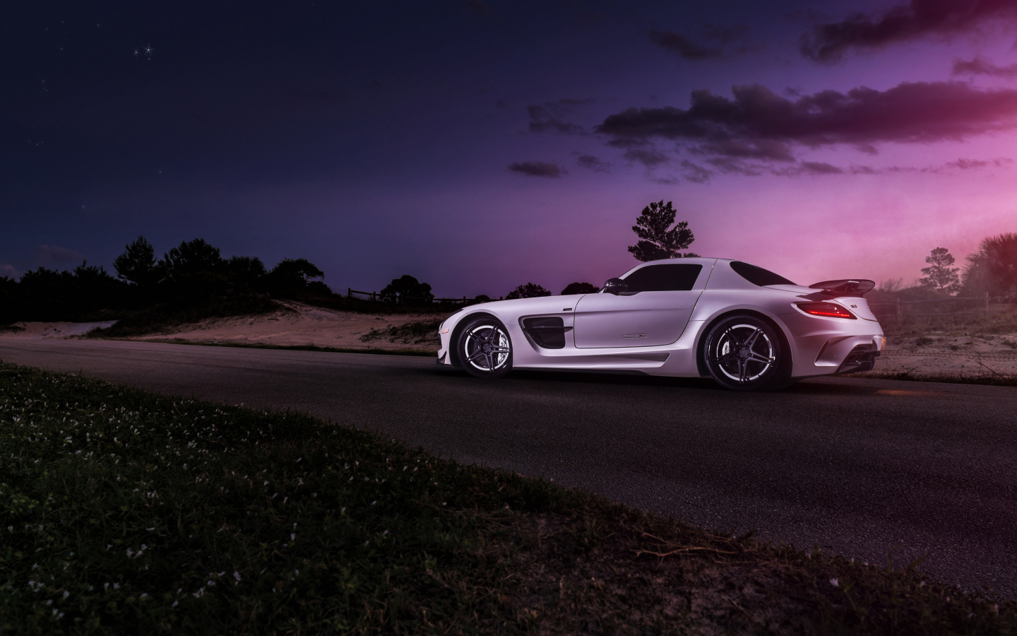 Белый автомобиль Mercedes-Benz SLS  вид сзади