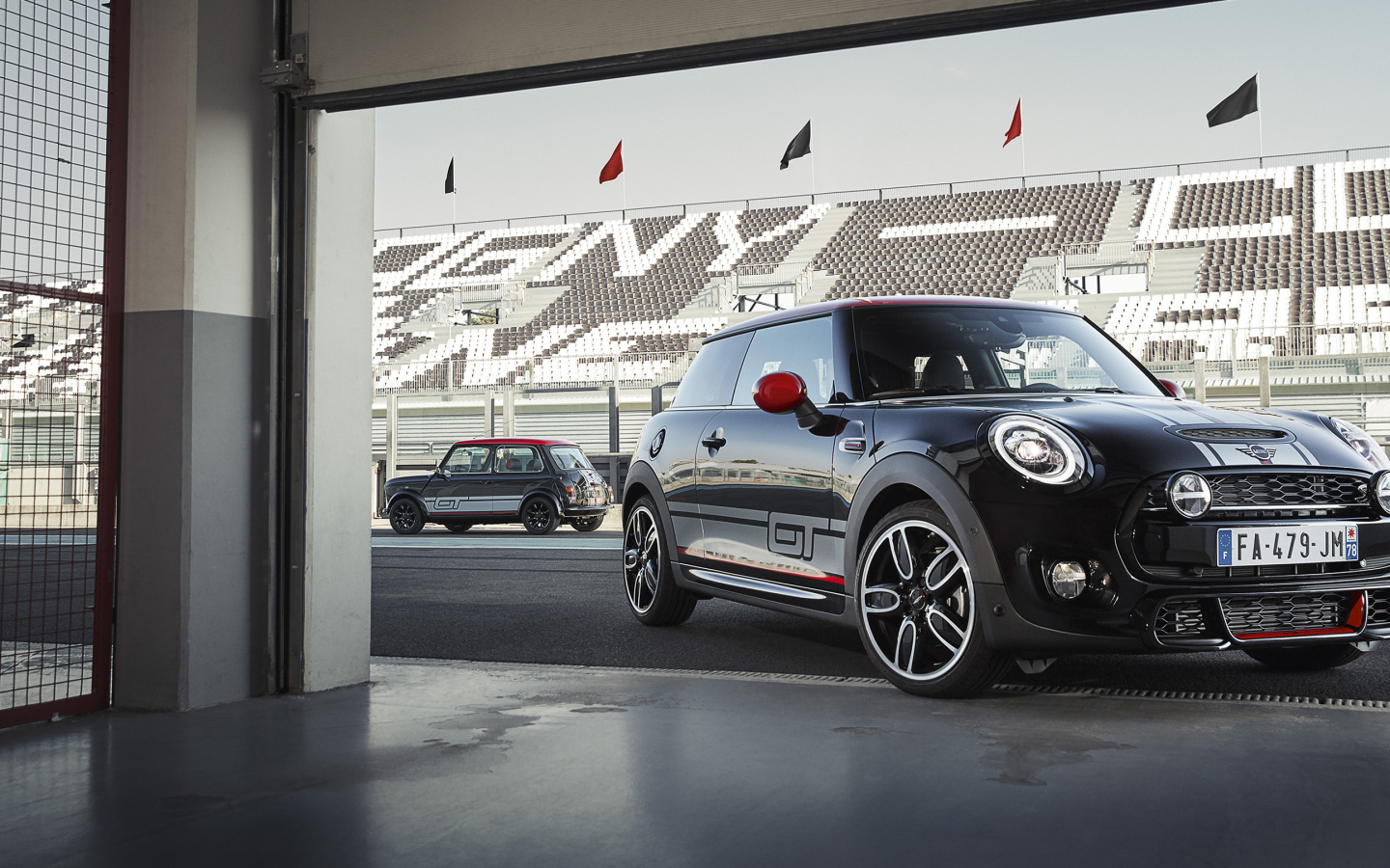 Черный автомобиль MINI Cooper S GT на гоночной трассе