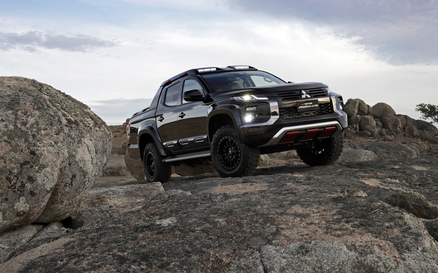 Внедорожник Mitsubishi Triton Absolute 2019 года в горах 