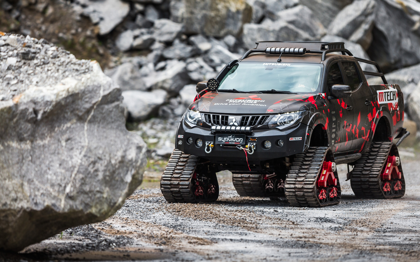 Внедорожник Mitsubishi L200, 2018 года в горах 