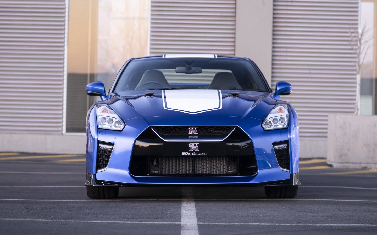 Автомобиль Nissan GT-R 50th Anniversary 2019 года у гаража