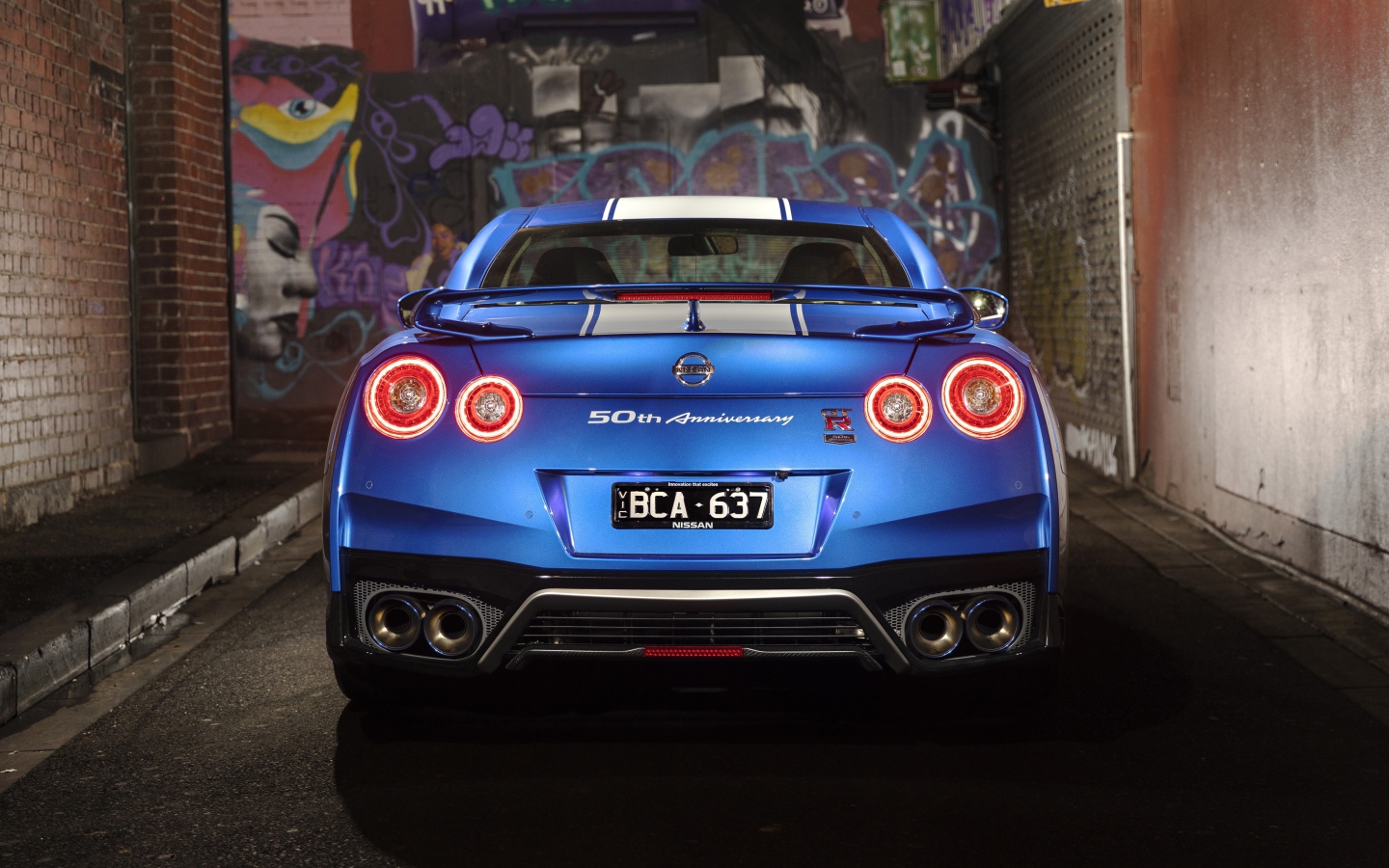 Автомобиль Nissan GT-R 50th Anniversary 2019 года вид сзади