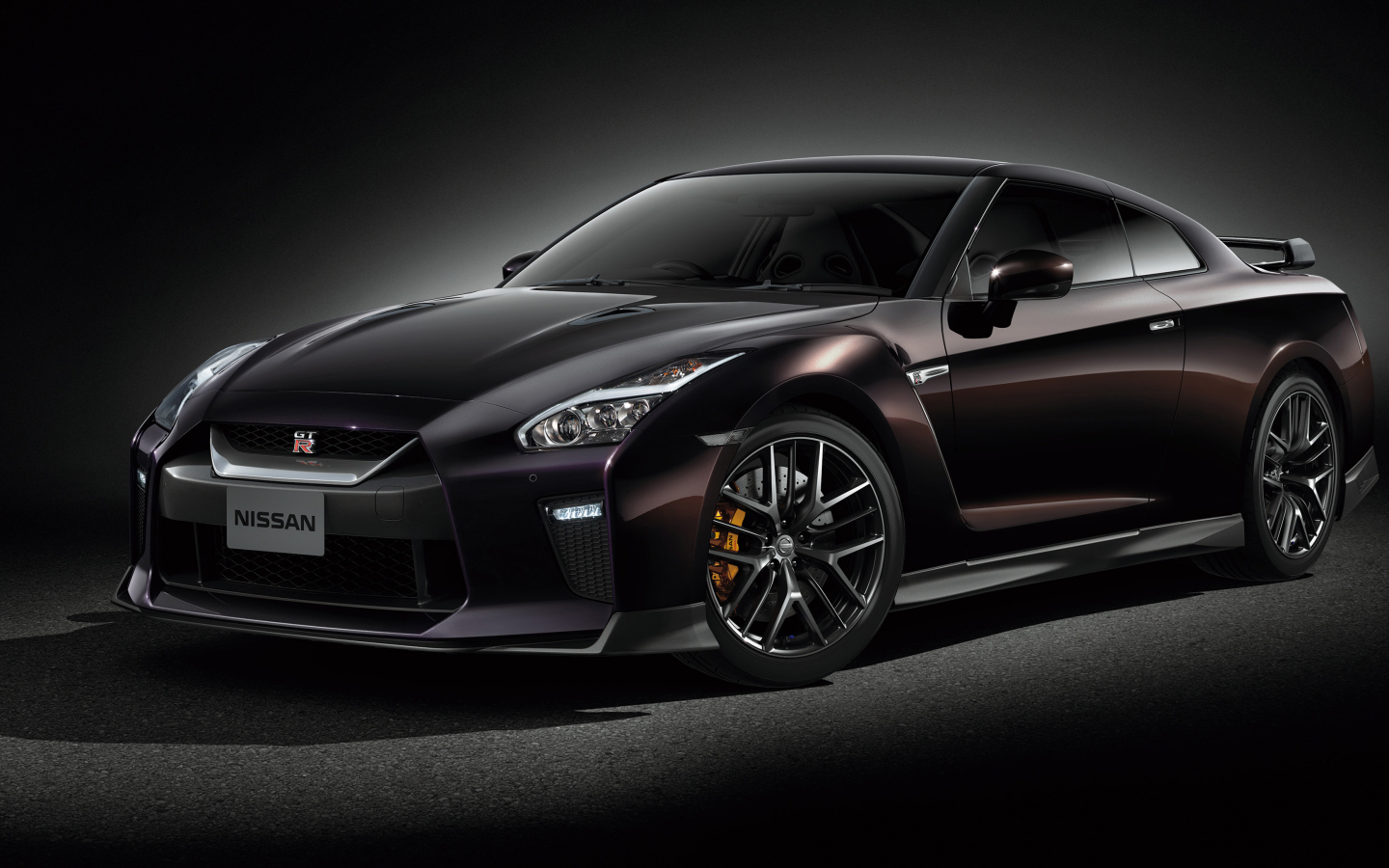 Автомобиль Nissan GT-R Naomi Osaka 2019 на сером фоне