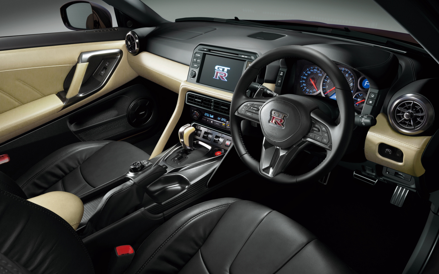 Кожаный стильный салон автомобиля Nissan GT-R Naomi Osaka 2019 года