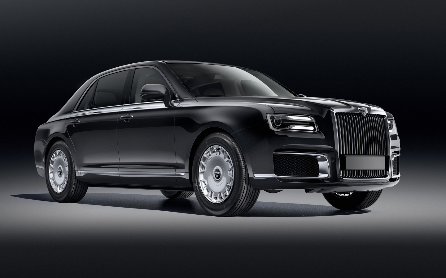 Черный автомобиль Aurus Sena 2018 года на сером фоне