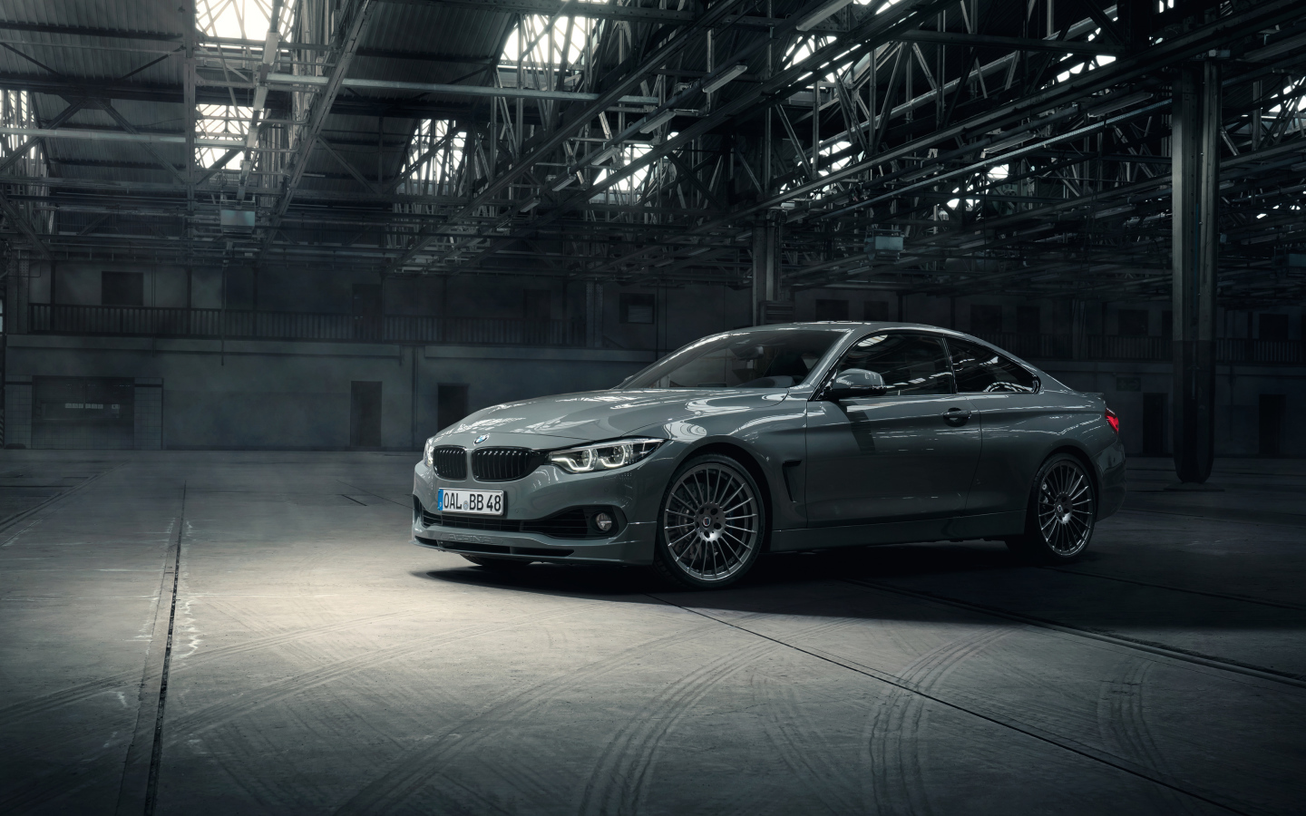 Серебристый автомобиль Alpina B4 S Bi-Turbo Edition 99 в гараже 