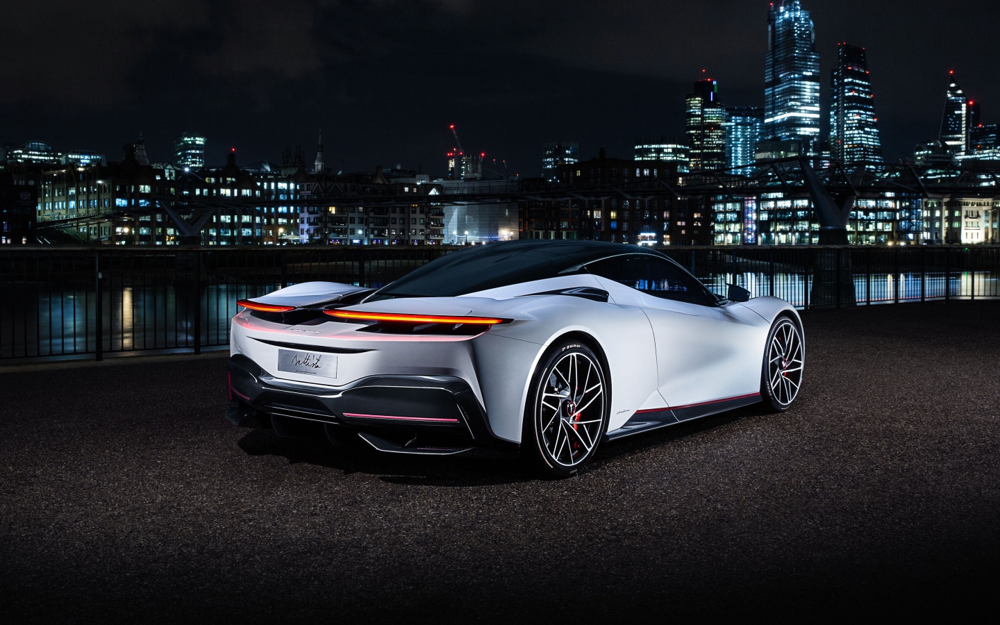 Спортивный автомобиль Pininfarina Battista 2019 года на фоне ночного города