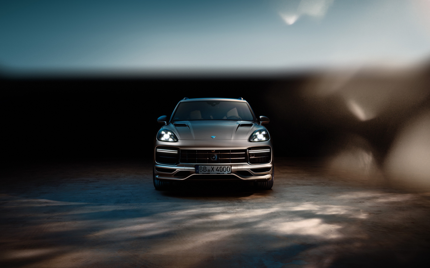 Внедорожник Porsche Cayenne Turbo 2018 года вид спереди