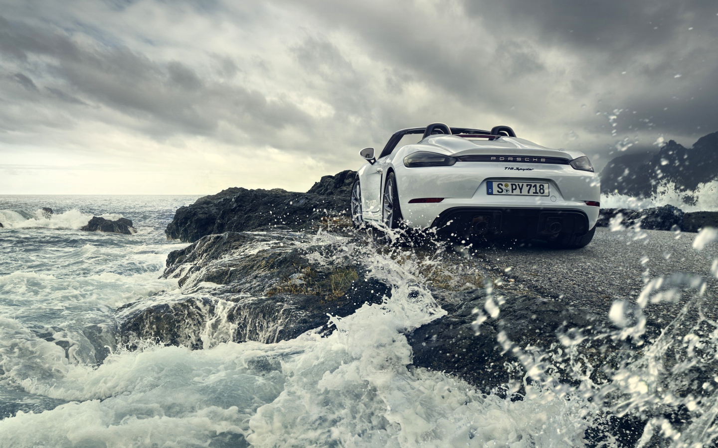 Автомобиль Porsche 718 Spyder, 2019 года стоит у воды