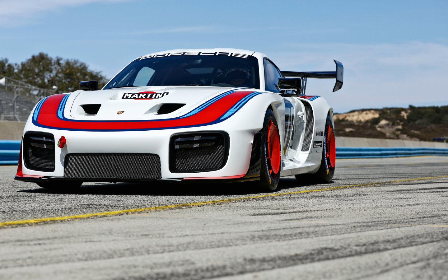 Гоночный автомобиль Porsche 935, 2019 года на трассе