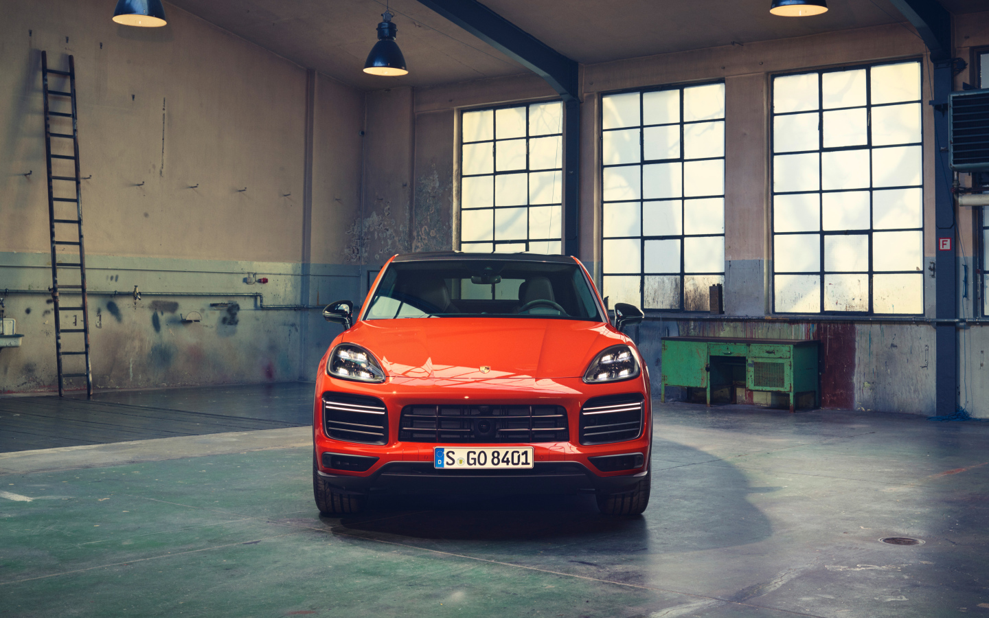 Внедорожник Porsche Cayenne Turbo Coupe 2019 года в гараже