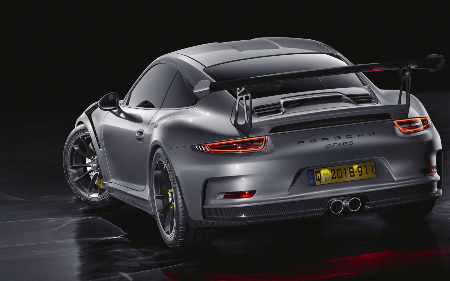 Серебристый автомобиль Porsche 911 GT3 RS CGI вид сзади