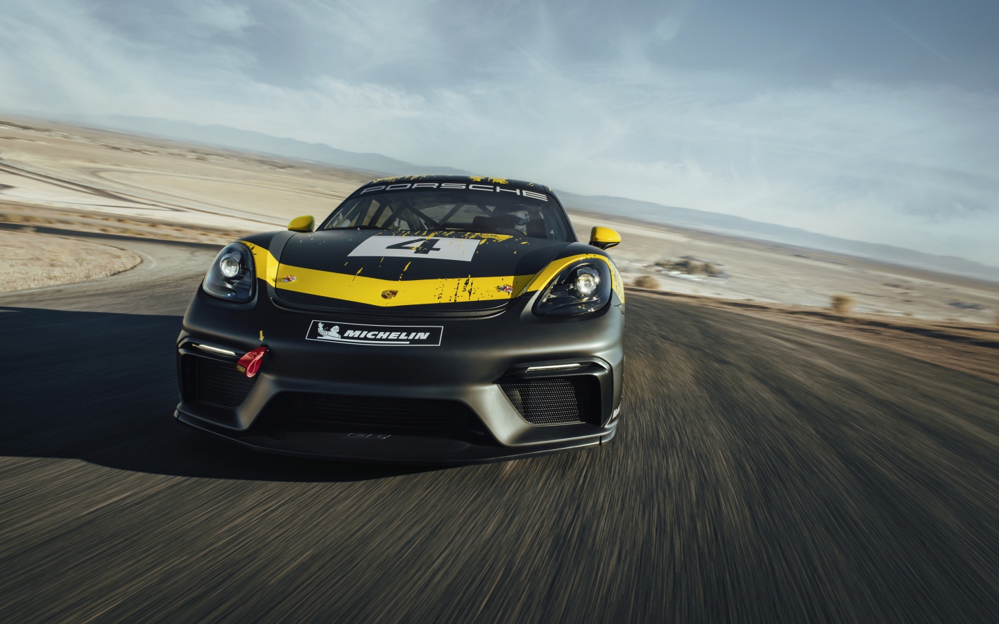 Спортивный автомобиль Porsche Cayman GT4 вид спереди