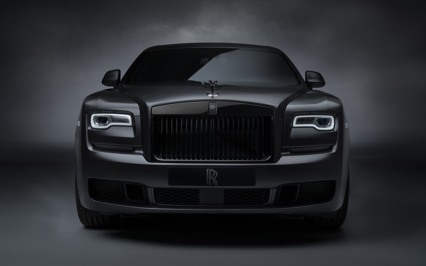 Автомобиль Rolls-Royce Ghost, 2019 года вид спереди