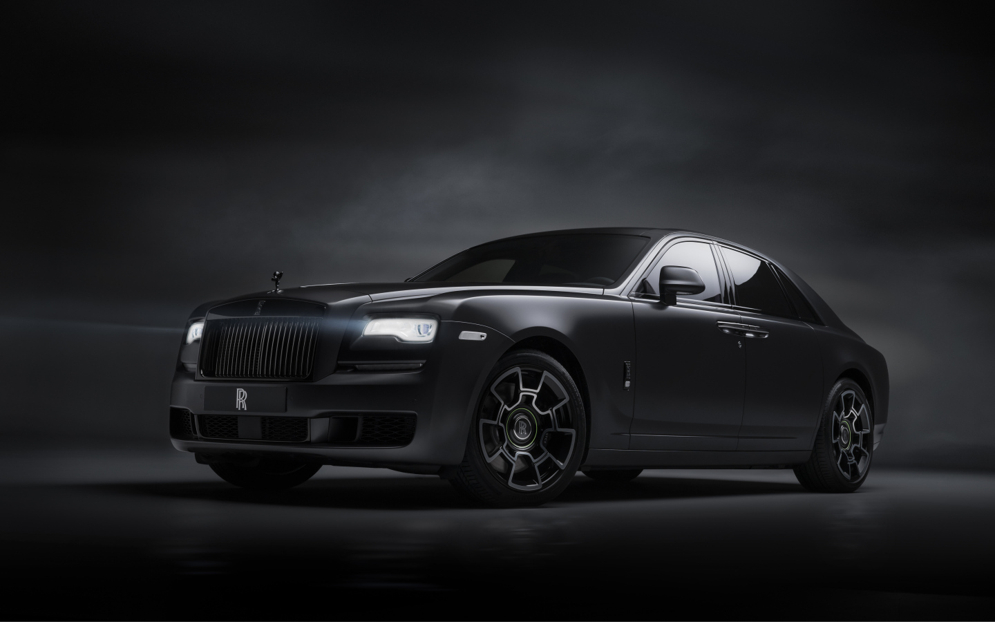 Черный стильный автомобиль Rolls-Royce Ghost  2019 года 