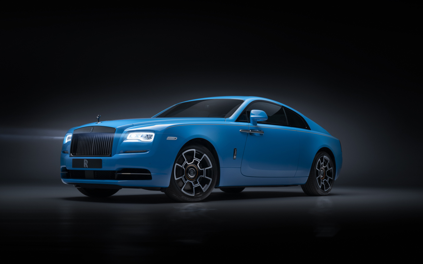 Голубой автомобиль Rolls-Royce Wraith, 2019 года на сером фоне