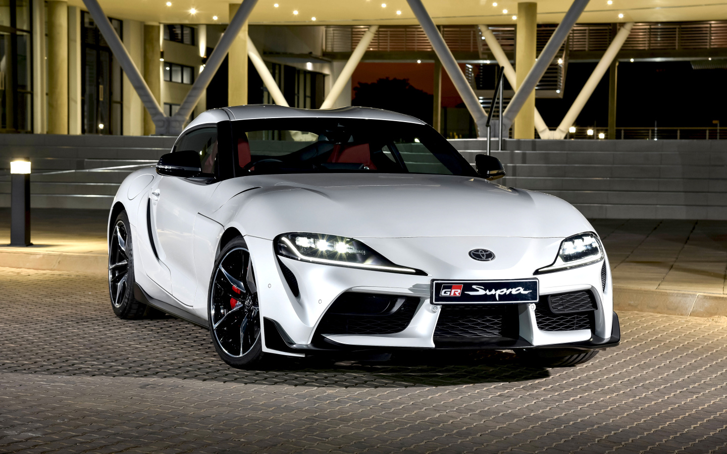 Белый автомобиль Toyota GR Supra 2019 года