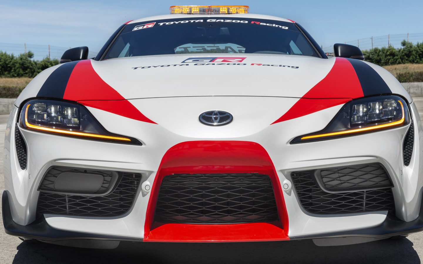 Автомобиль Toyota GR Supra Safety Car, 2019 года крупным планом