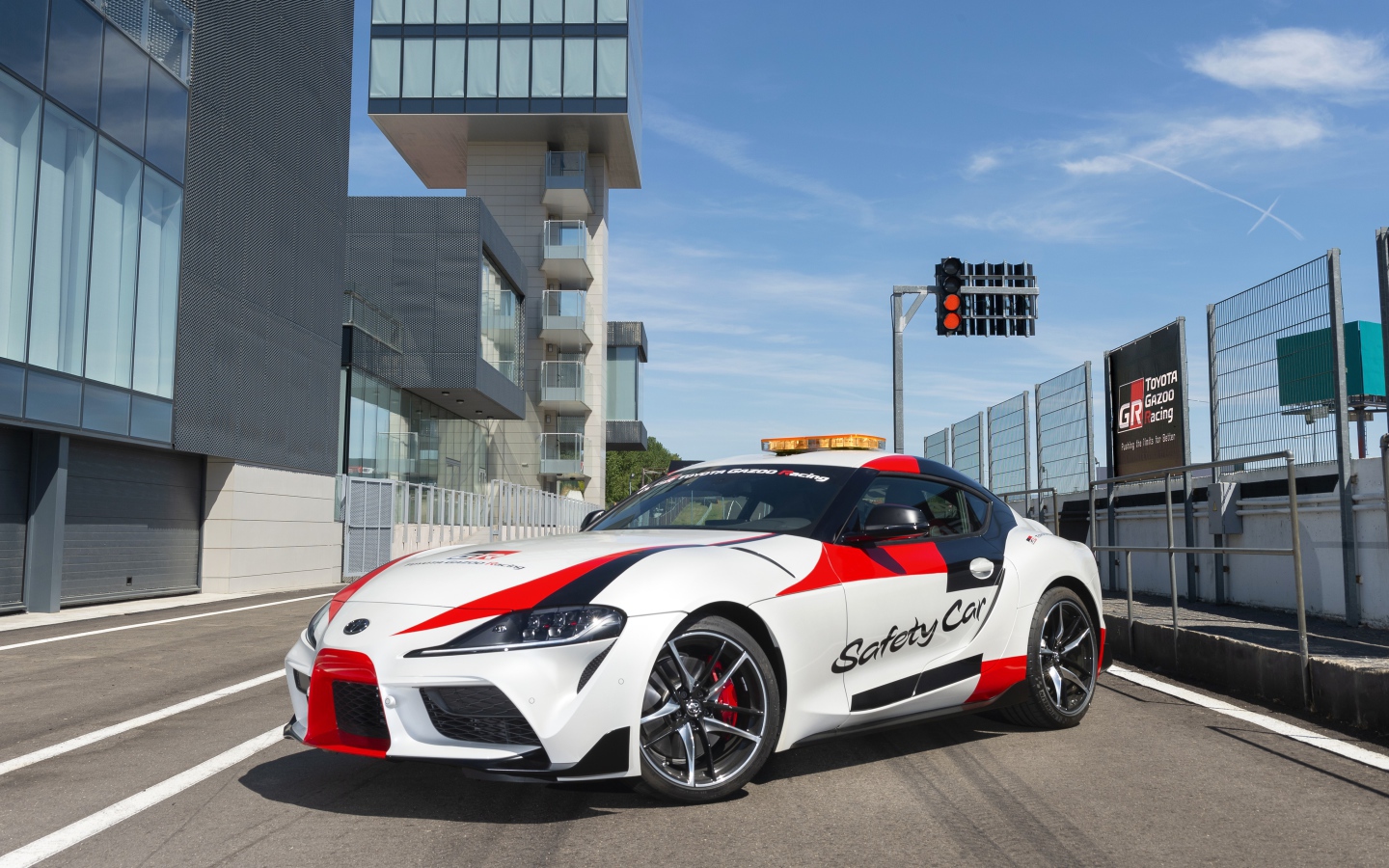 Автомобиль Toyota GR Supra Safety Car, 2019 года на улице