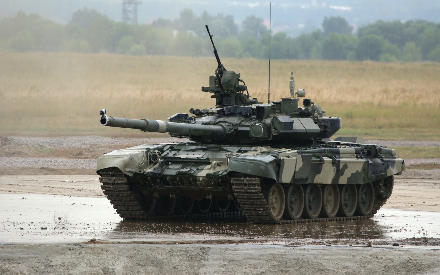 Танк T-90 в грязи