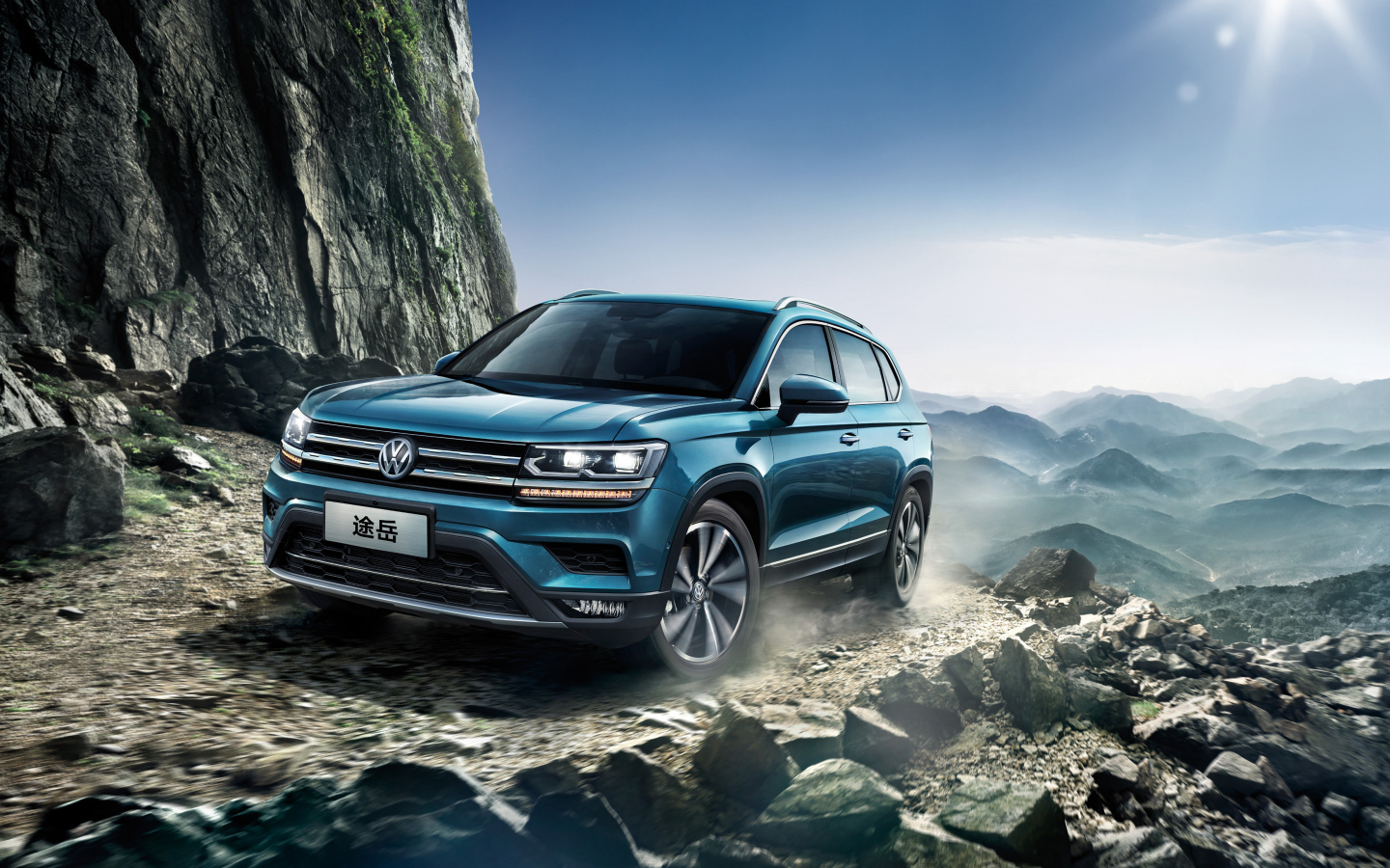 Синий внедорожник Volkswagen Tharu 2018 года в горах 