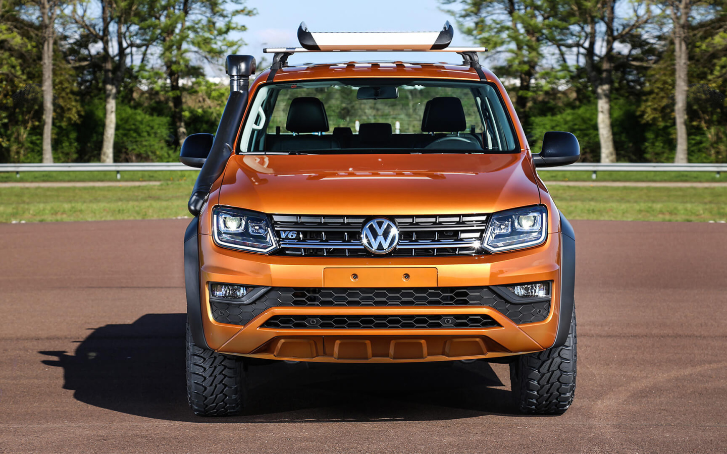 Золотистый внедорожник Volkswagen Amarok V6 вид спереди 