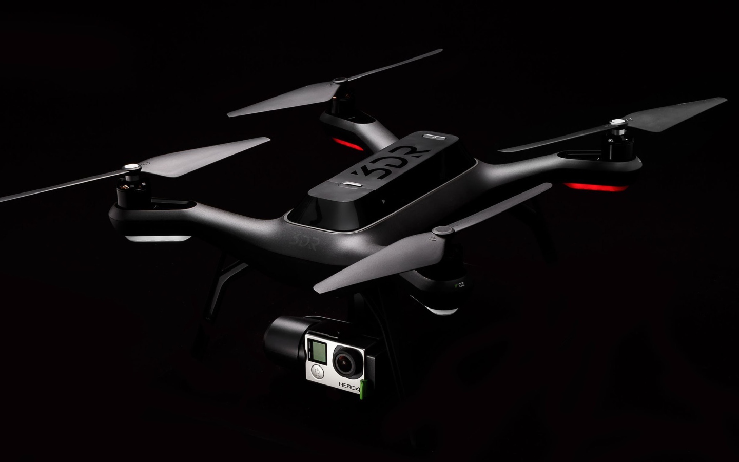 Квадрокоптер 3DR Solo на черном фоне