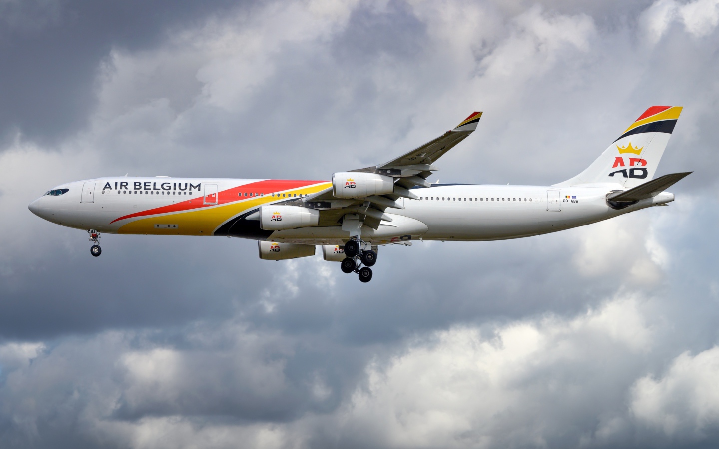 Большой пассажирский Airbus A340-300 компании AIR BELGIUM
