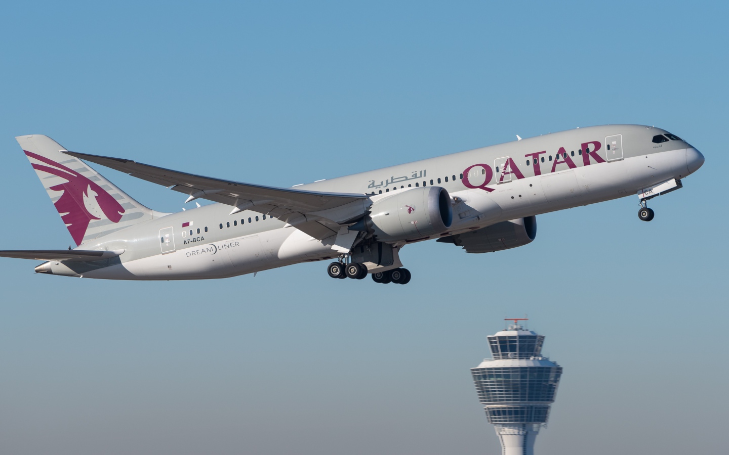 Аэробус авиакомпании Qatar летит в небе