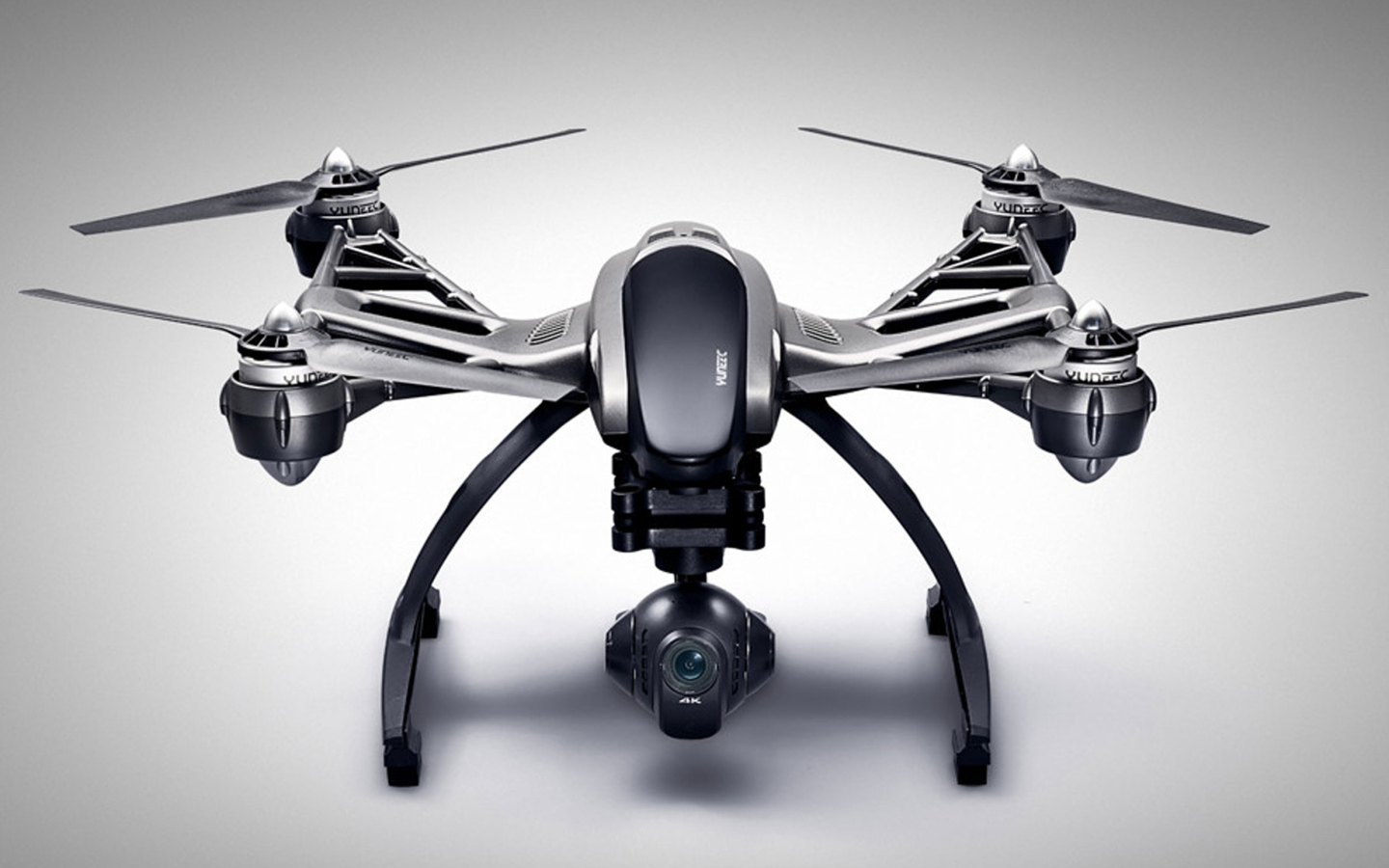 Квадрокоптер Yuneec Typhoon Q500 4K на сером фоне
