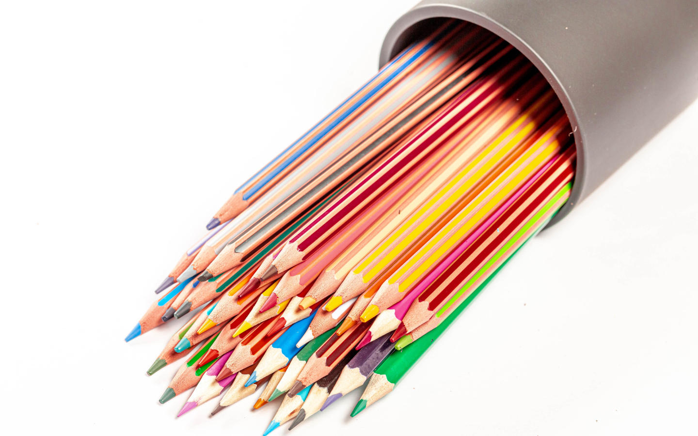 Много разных карандашей в пенале на белом фоне
