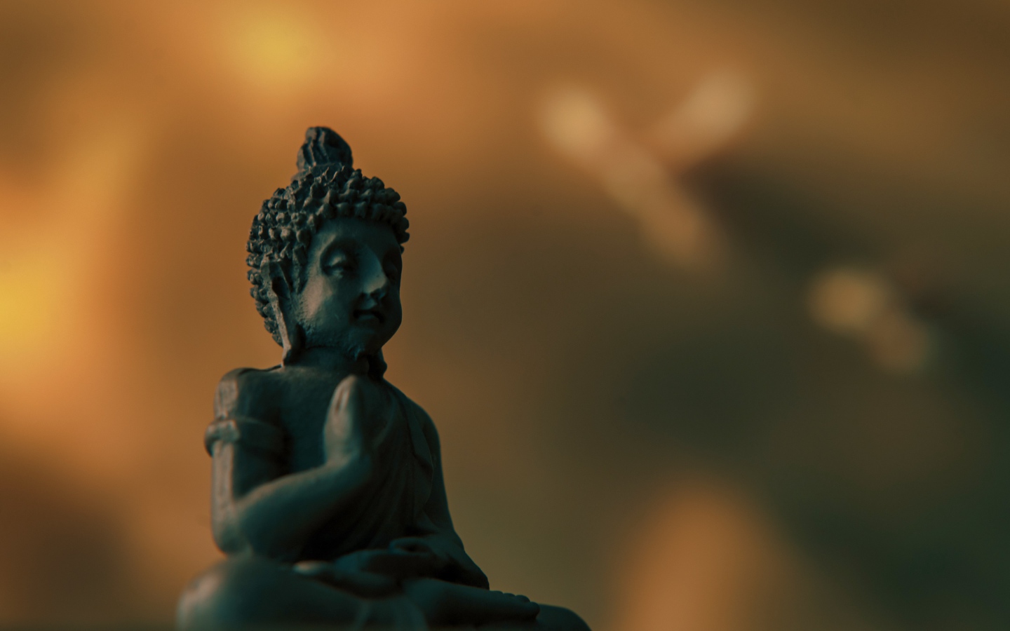 Статуэтка Будда на коричневом фоне крупным планом