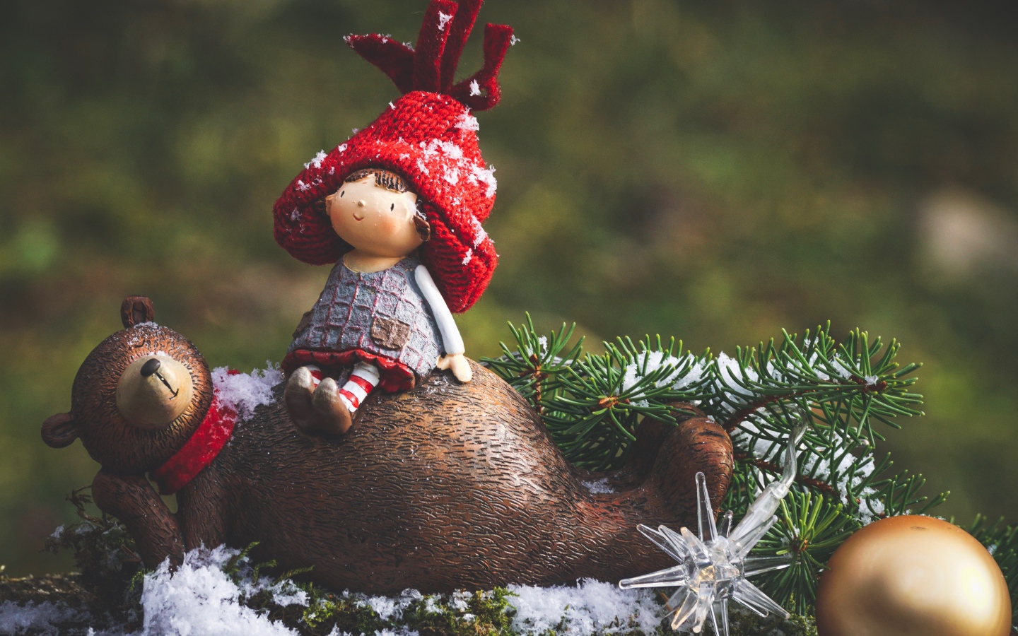 Статуэтка Маша и медведь с еловой веткой