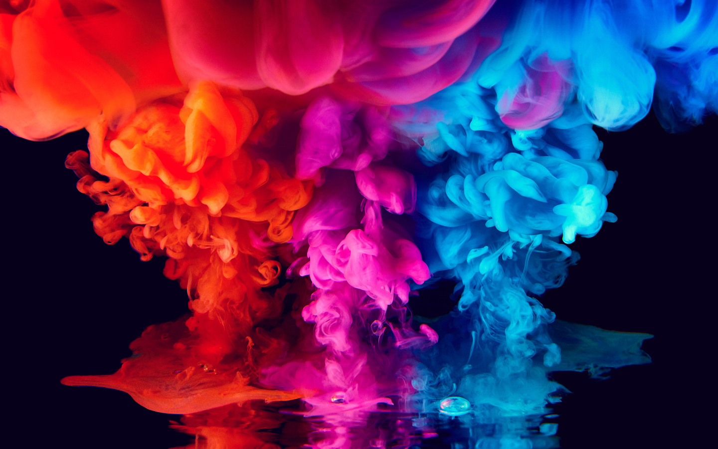 Красный, голубой и сиреневый дым на черном фоне