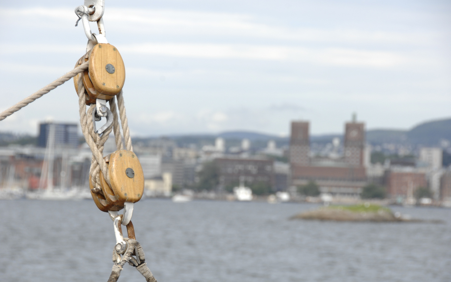 Крепление для каната в порту