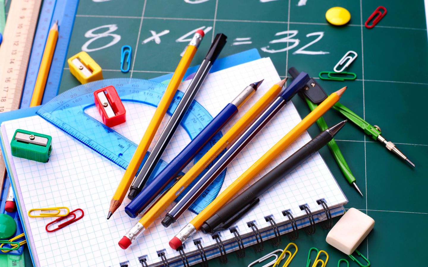 Канцелярские школьные принадлежности на столе 