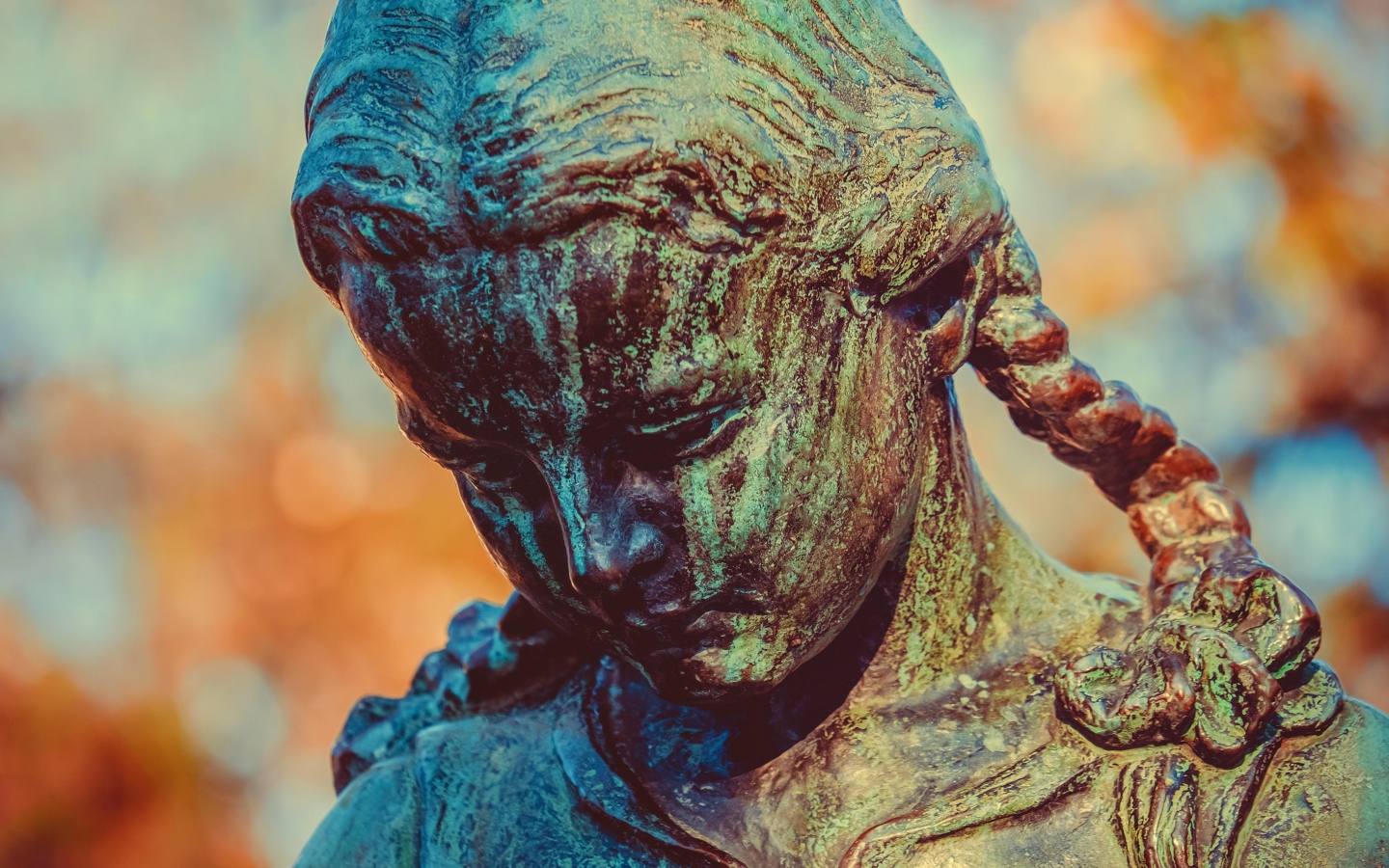 Скульптура бронзовой девочка крупным планом