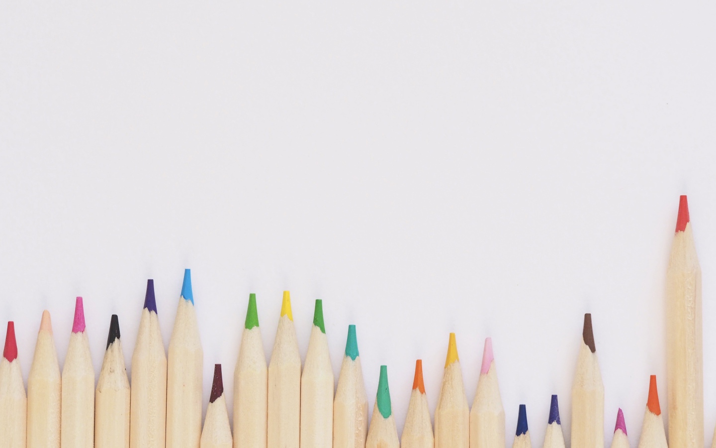 Острые карандаши на белом фоне