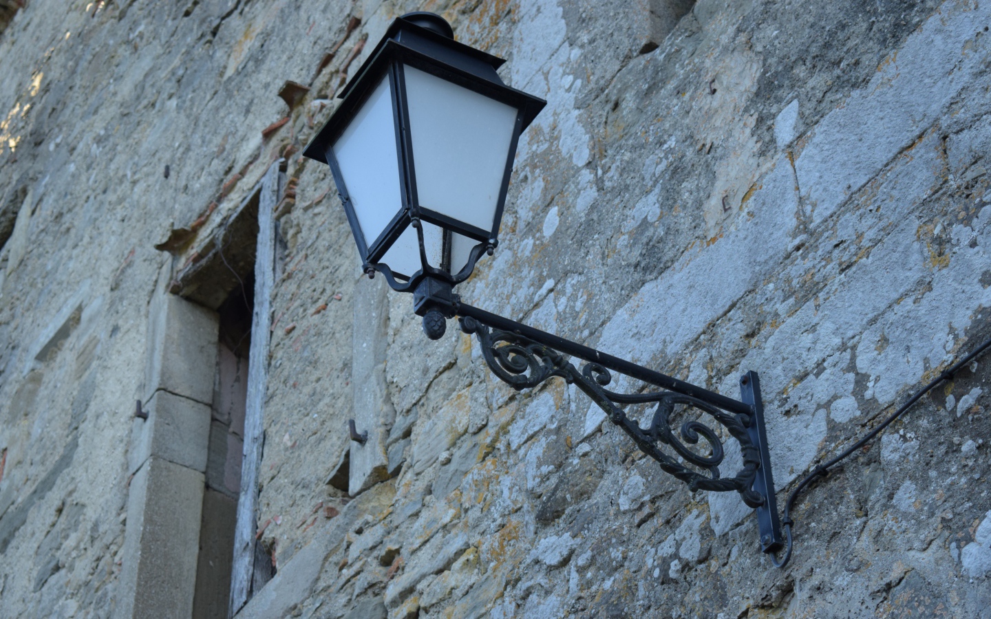 Уличный фонарь на доме