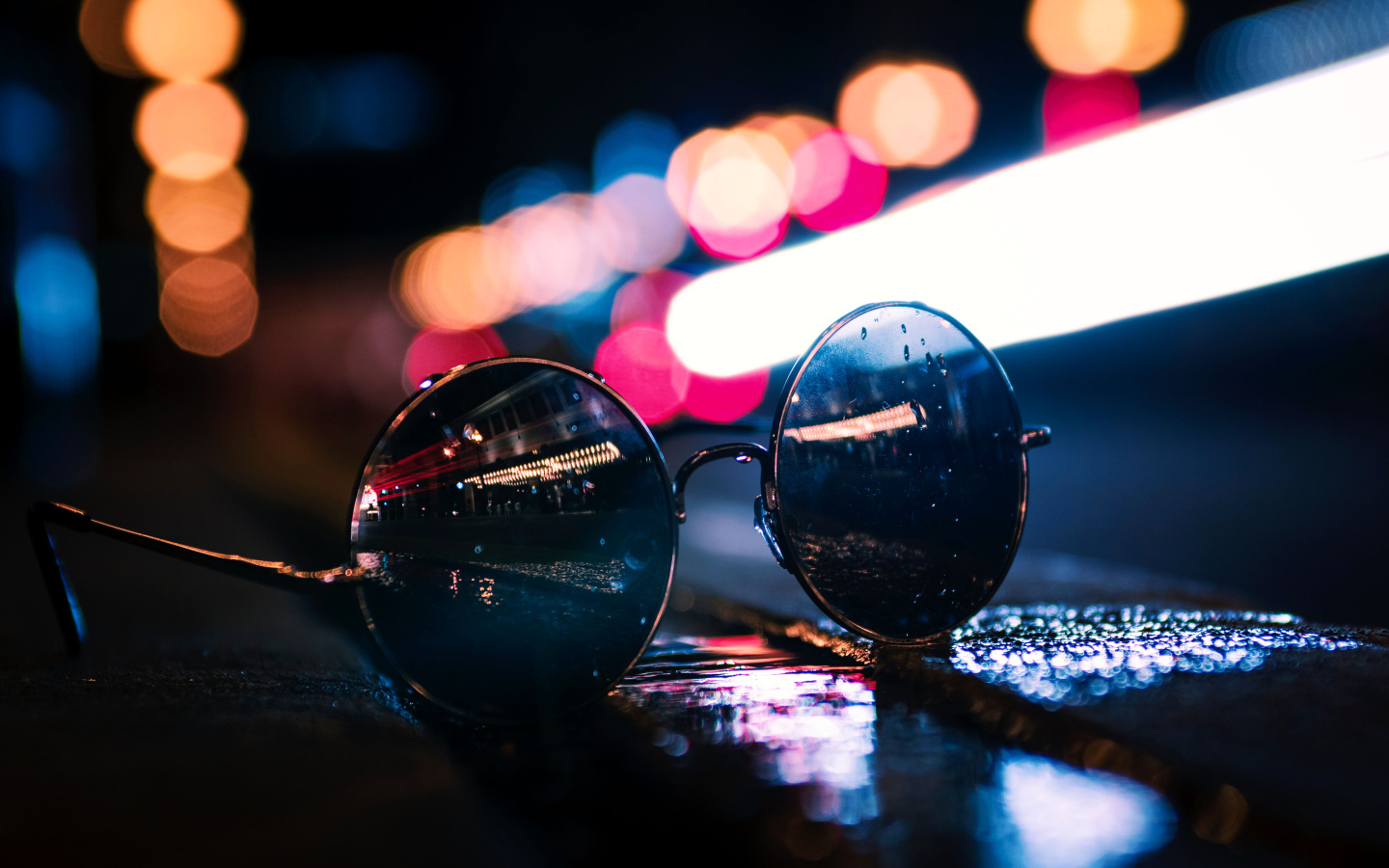 Солнцезащитные очки лежат на мокром асфальте