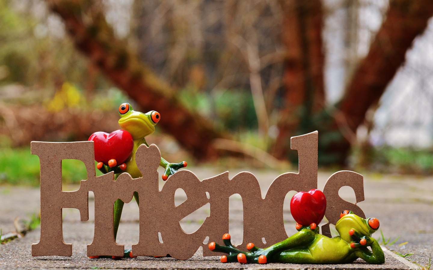 Две статуэтки лягушек с надписью 