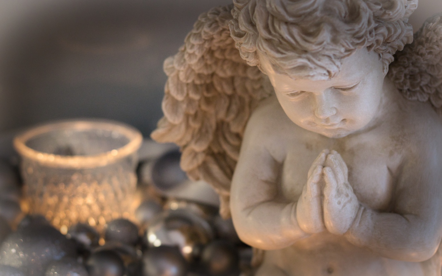 Белая статуэтка ангела крупным планом