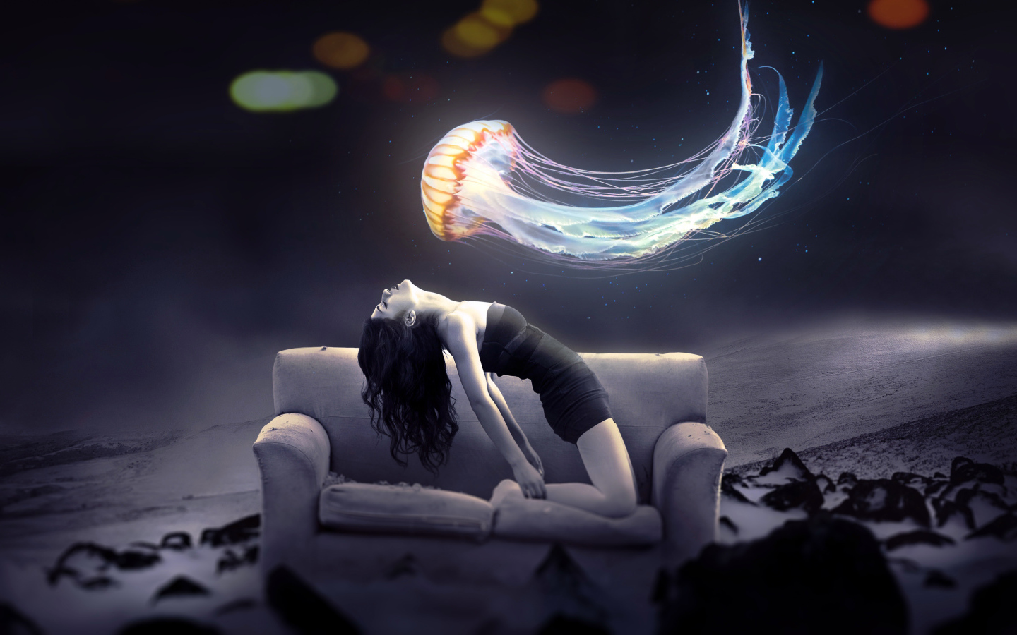 Медуза пролетает над девушкой на диване, фэнтези