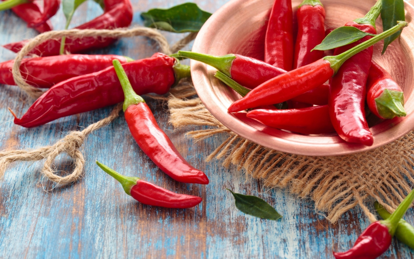 Много красного острого перца на столе