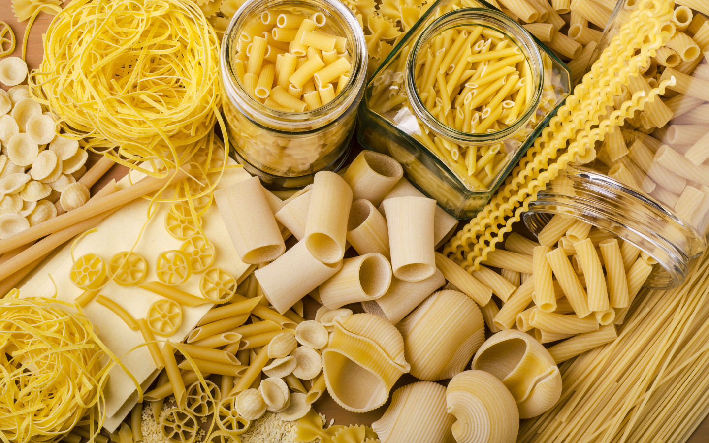 Разные макаронные изделия на столе крупным планом