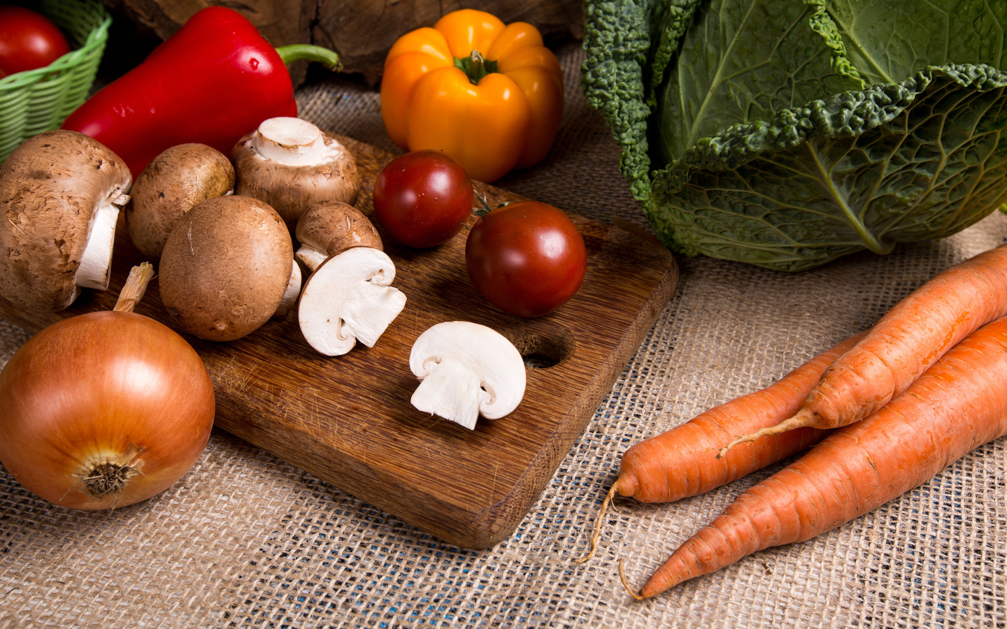 Свежие овощи на столе на разделочной доске