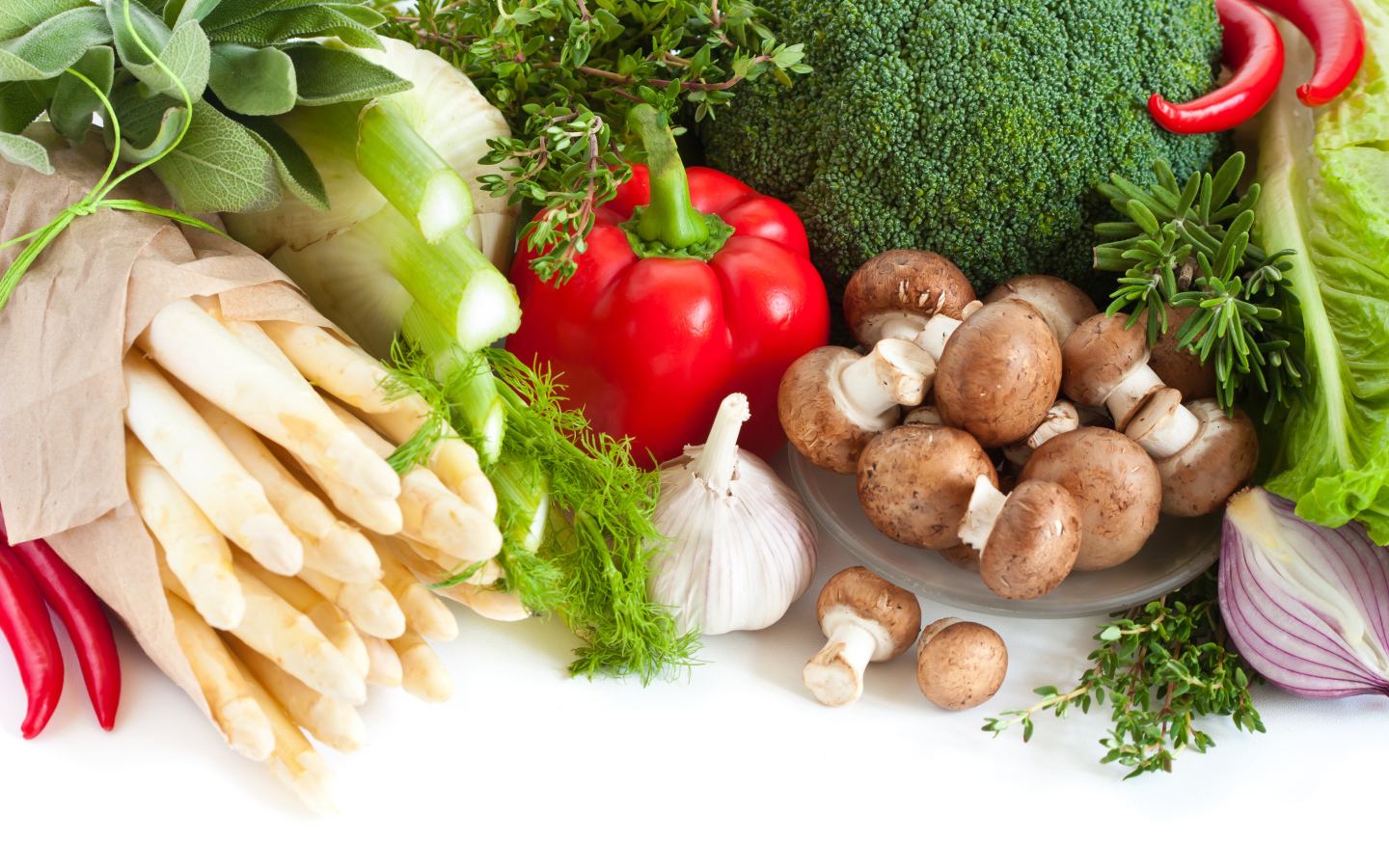 Свежие овощи с грибами на белом фоне