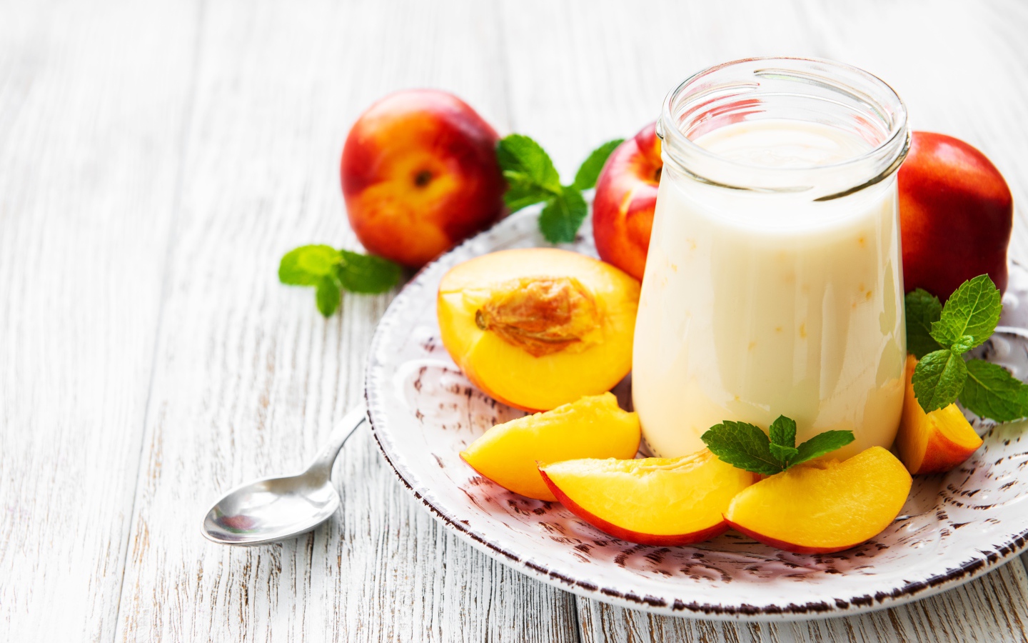 Кефир в банке на столе с нектарином